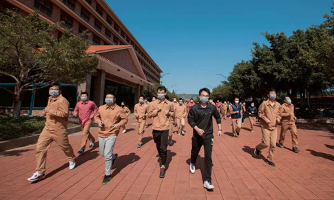 组织“跑在阳光下，，，，，，跑进康健里”体育运动